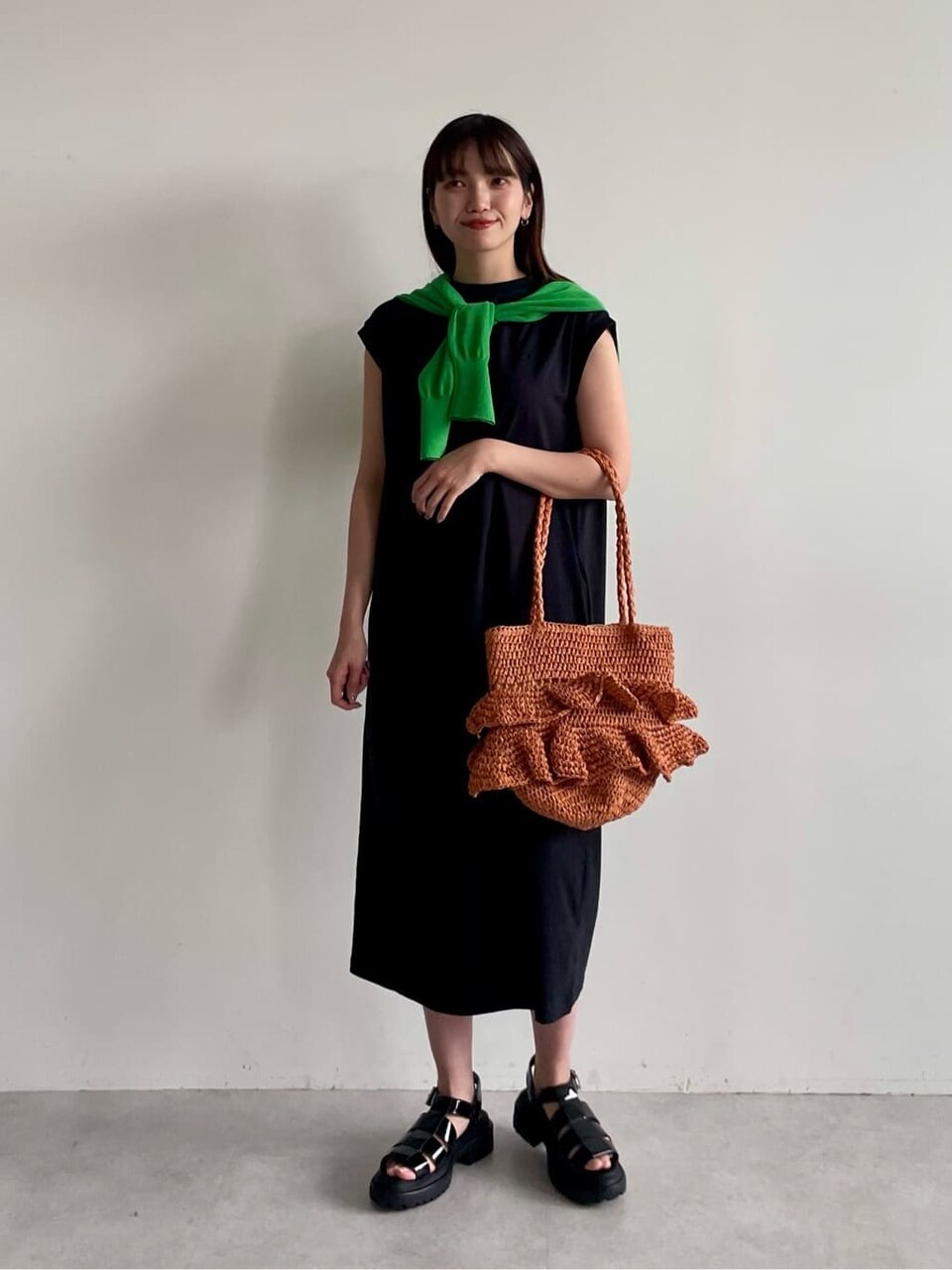 ワンピースとカーディガンを使った25度の服装