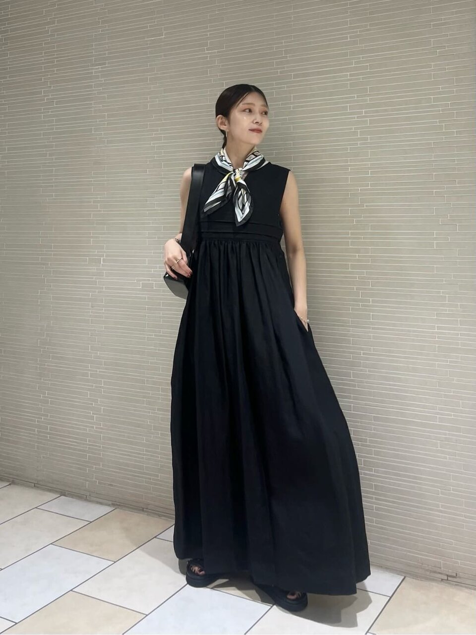 ワンピースとスカーフを使った25度の服装