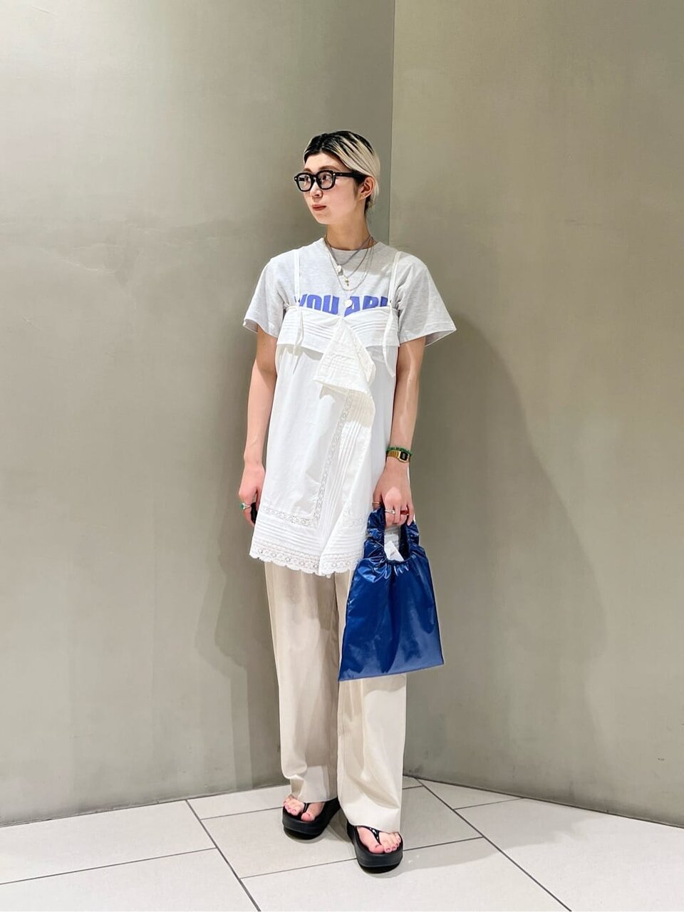 Tシャツとワイドパンツを使った25度の服装