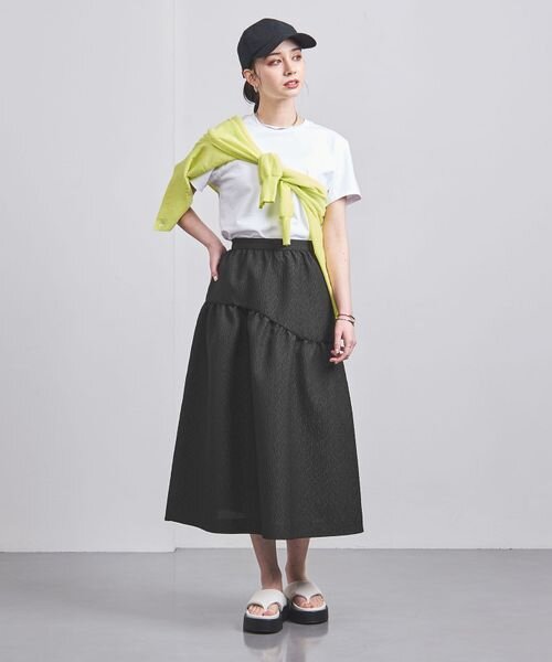 ティアードスカートをはいた女性