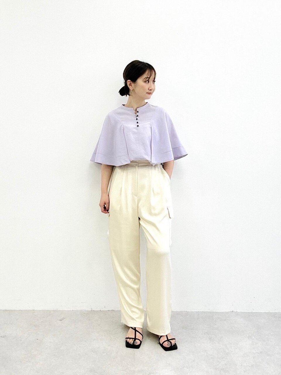 ケープスリーブブラウス×カーゴパンツのコーデ