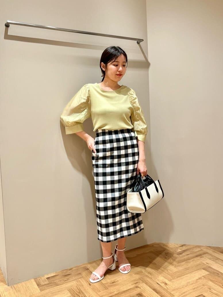 プルオーバーニット×チェック柄スカートのコーデ