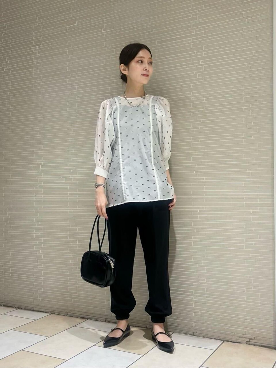 カットジャガードブラウス×ジョガーパンツのコーデ