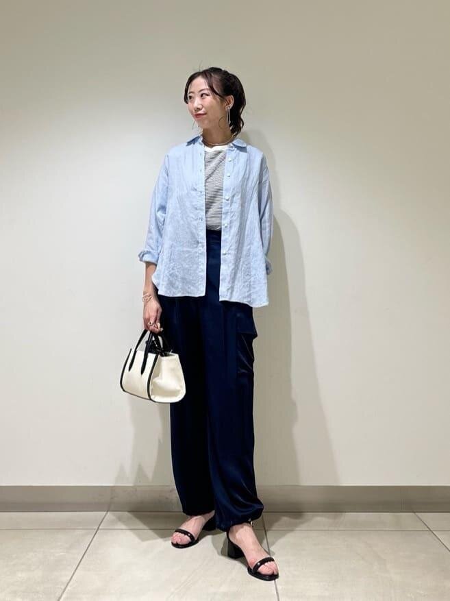 リネンシャツ×カーゴパンツのコーデ