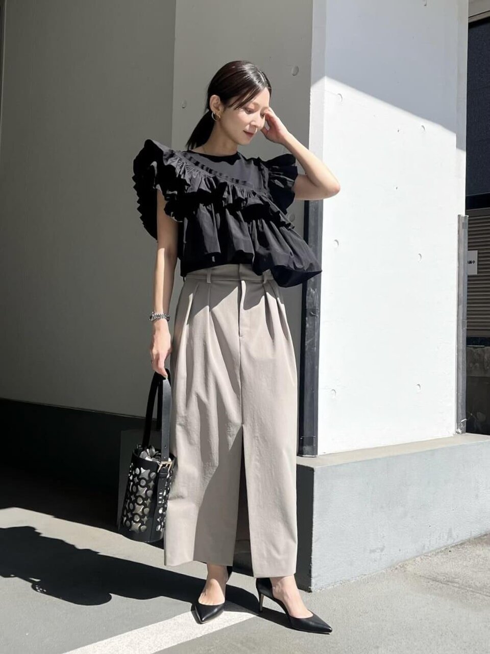 プリーツTシャツ×マキシスカートのコーデ