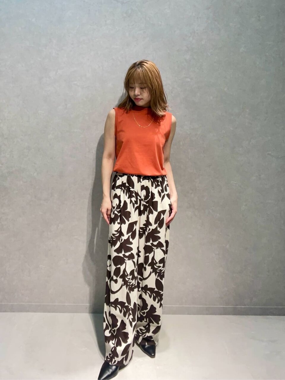 ノースリーブカットソー×プリント柄パンツのコーデ