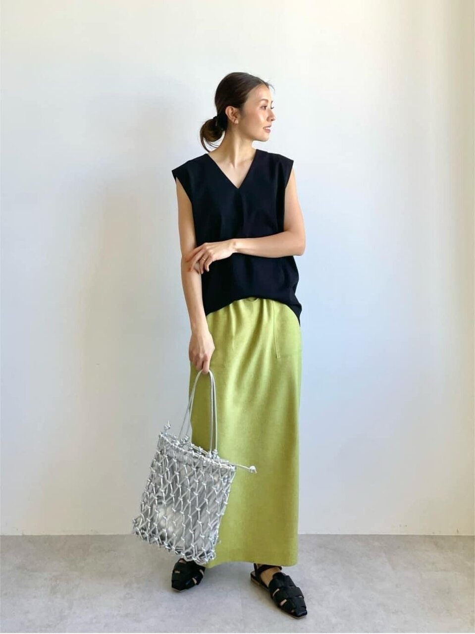 ノースリーブプルオーバー×タイトスカートのコーデ