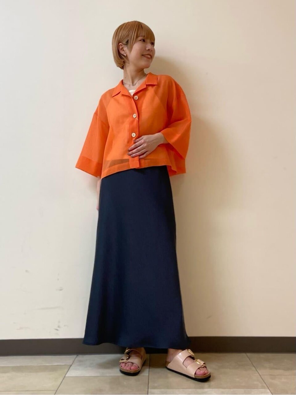 シアーシャツ×マーメイドフレアスカートのコーデ