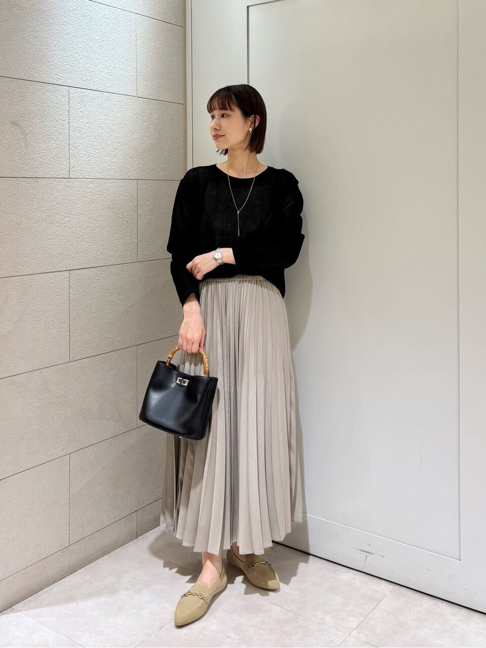 ニットとプリーツスカートの最高気温27度コーデ