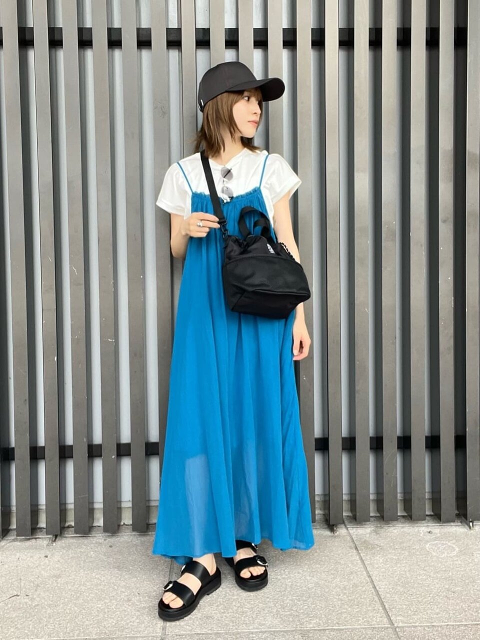 Tシャツとキャミソールワンピースの最高気温27度コーデ