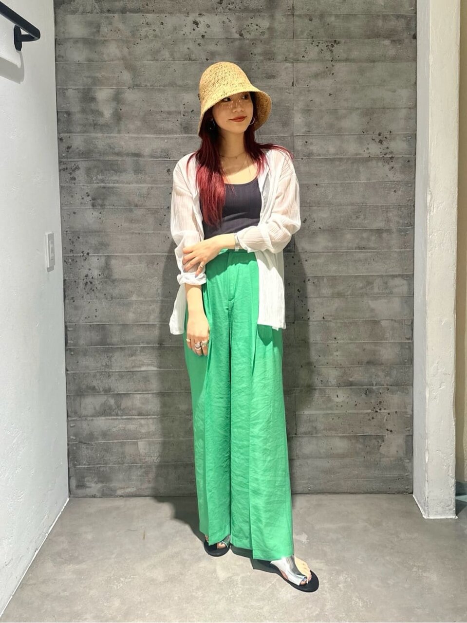 ハットとシアーカーディガンのコーデ