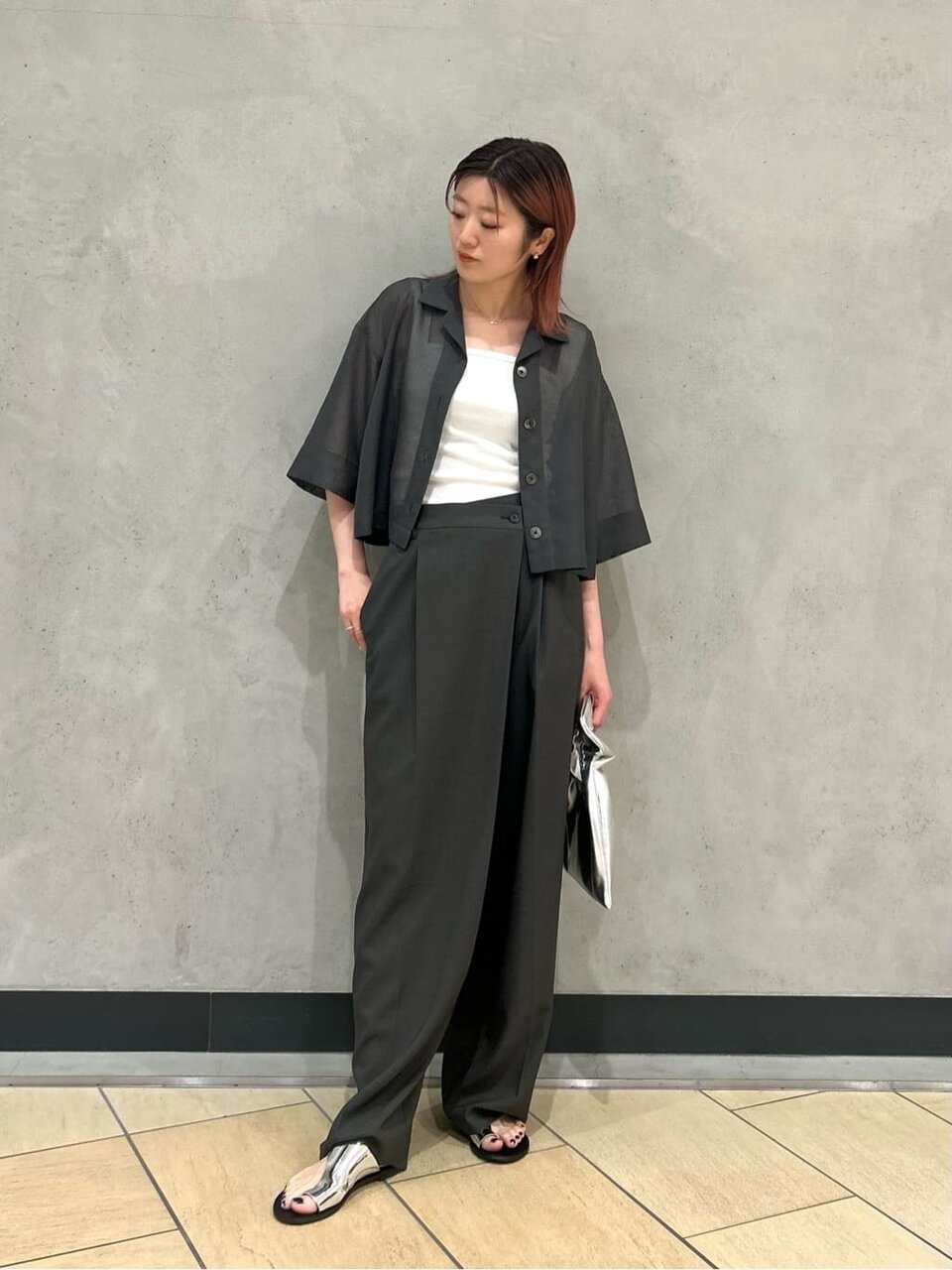 シアーシャツとタンクトップのコーデ