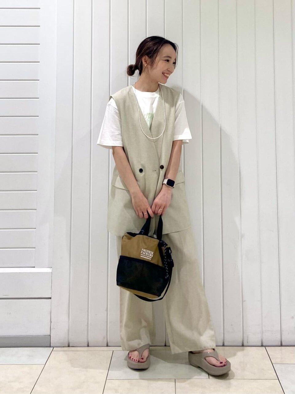 半袖Tシャツとベストのコーデ