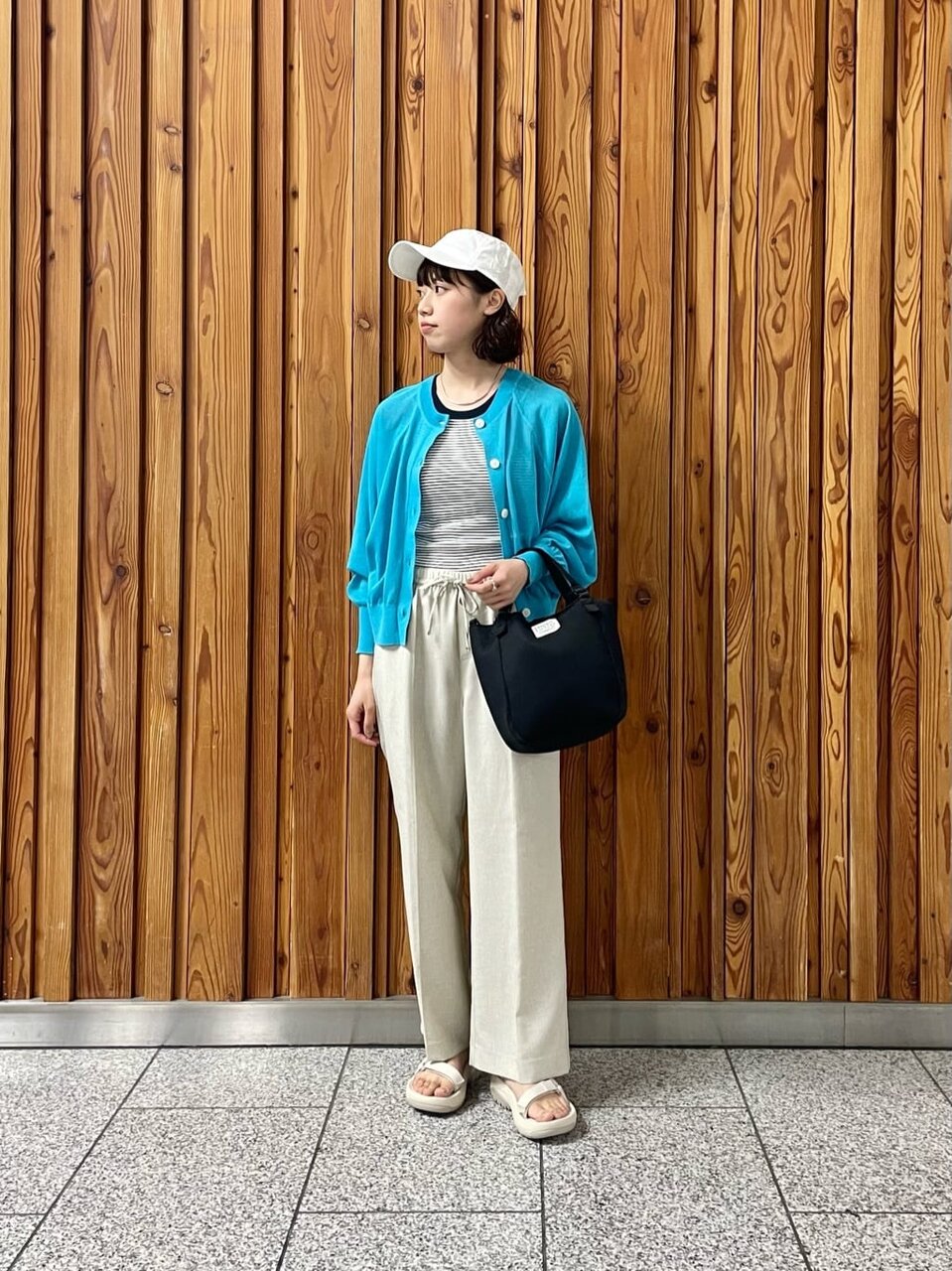 タンクトップとカーディガンのコーデ