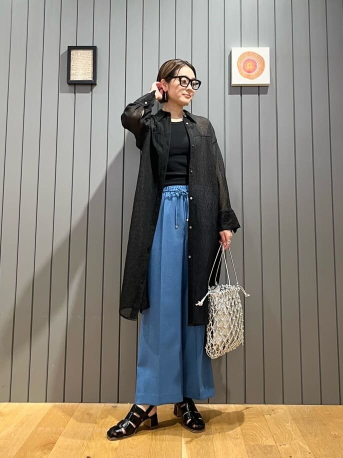 タンクトップとシャツワンピースのコーデ