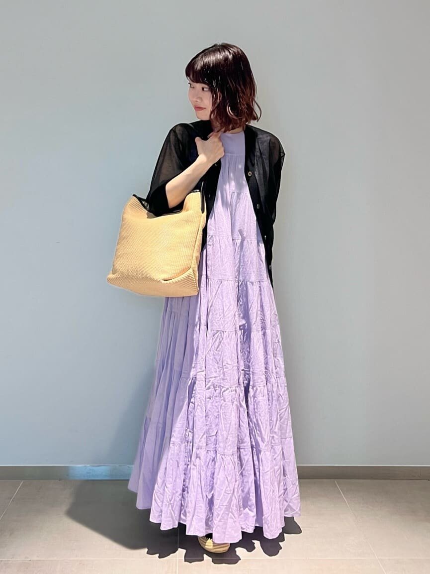 ノースリーブワンピースとカーディガンのコーデ