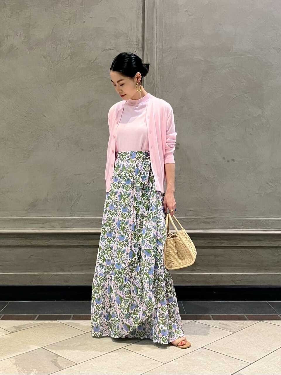 ノースリーブニットとカーディガンのコーデ