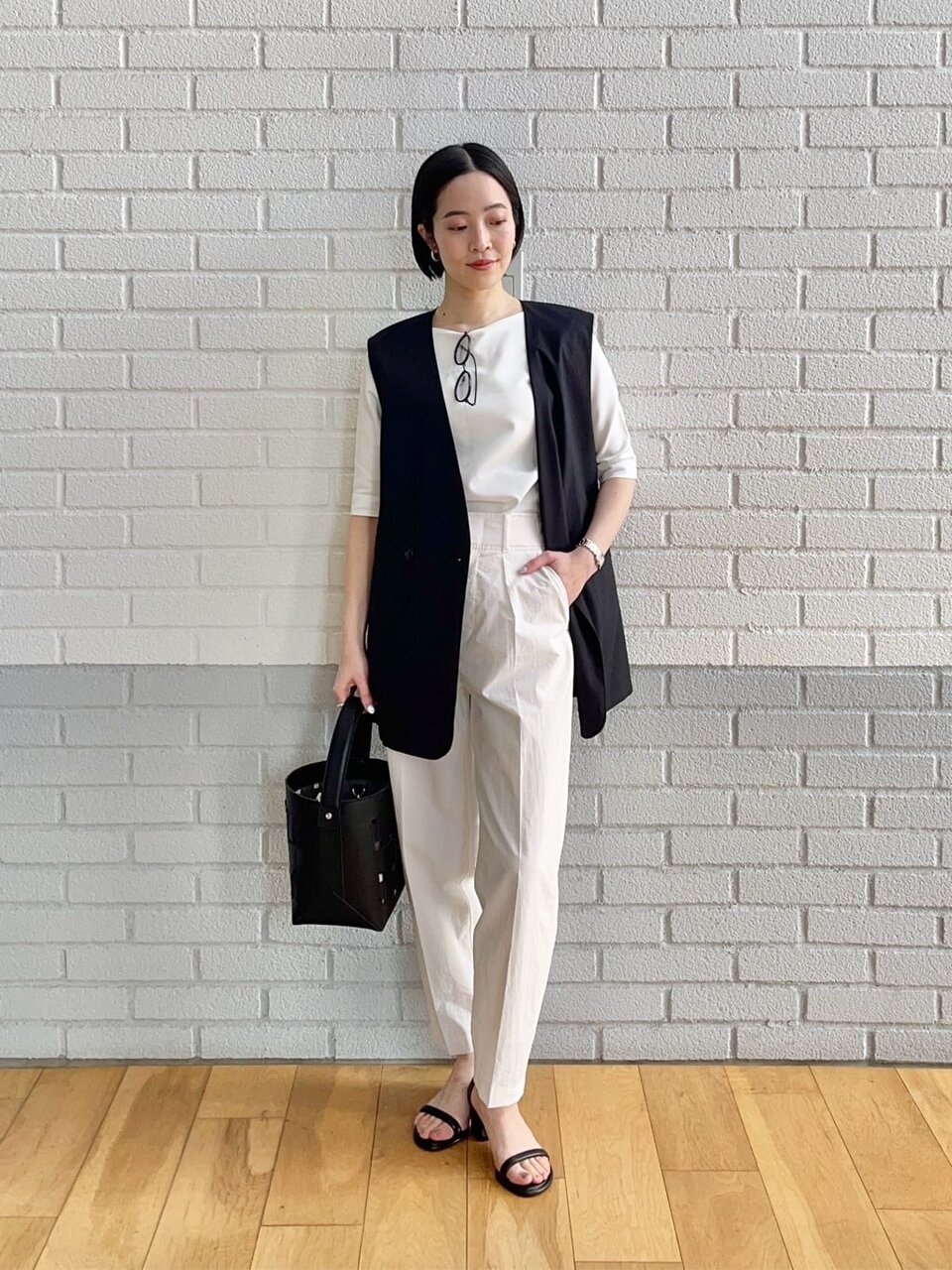 ボートネックカットソーとジレのコーデ