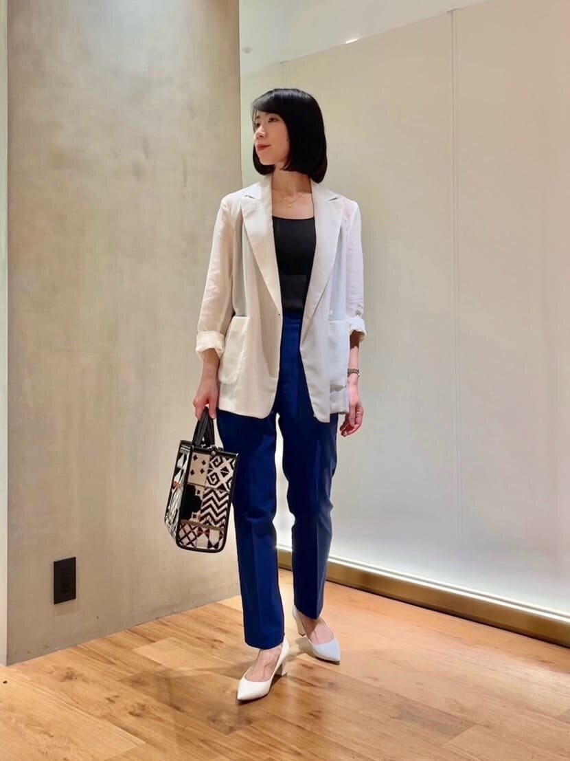 ニットキャミソールとシアージャケットのコーデ