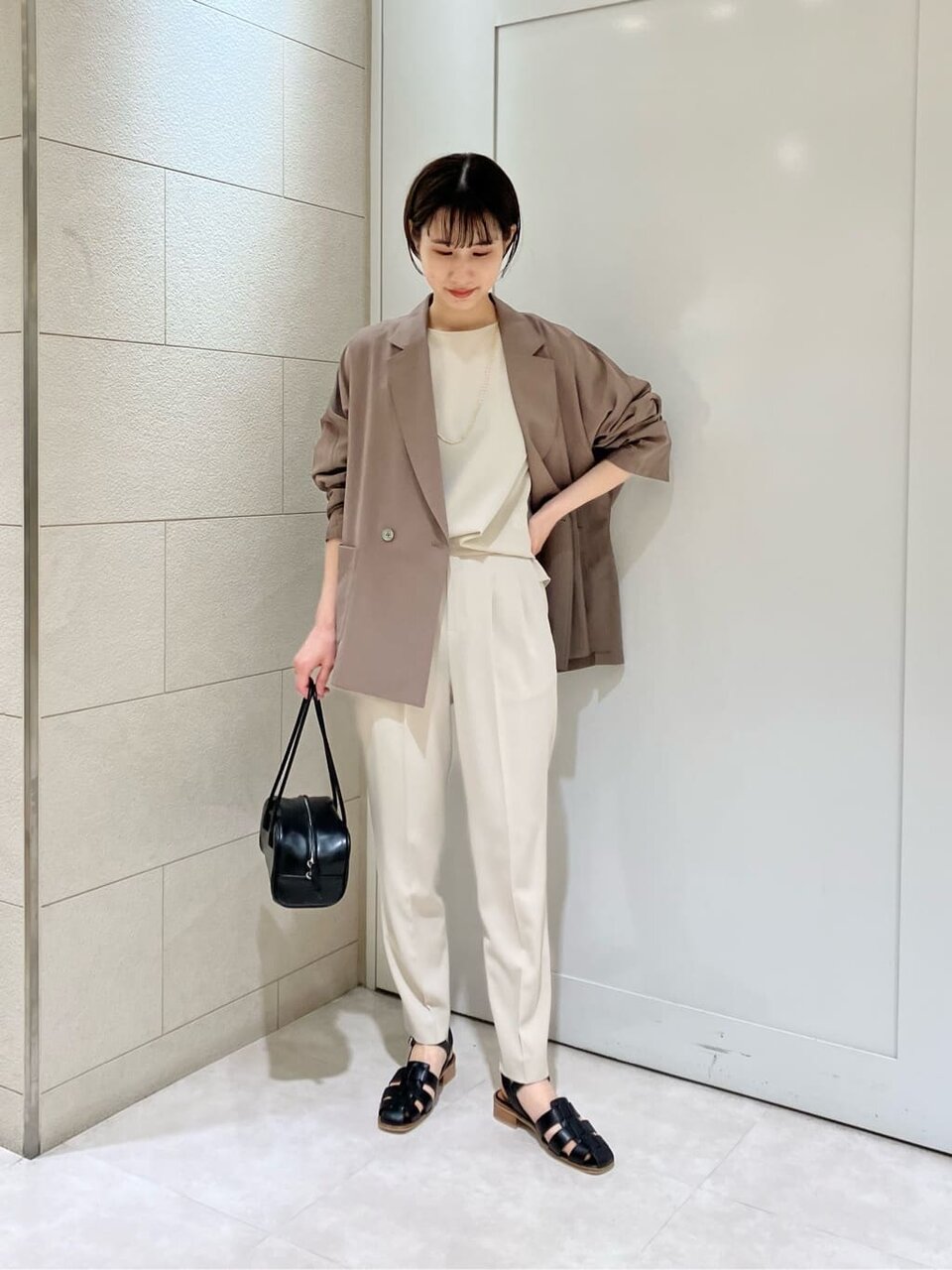 ブラウスとテーラードジャケットのコーデ