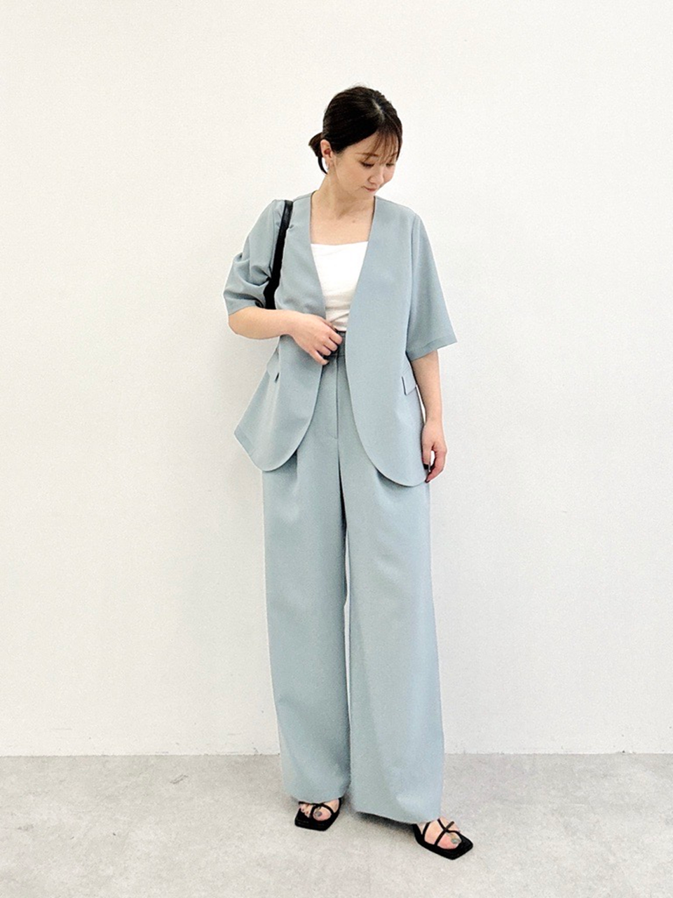 キャミソールとハーフスリーブジャケットのコーデ