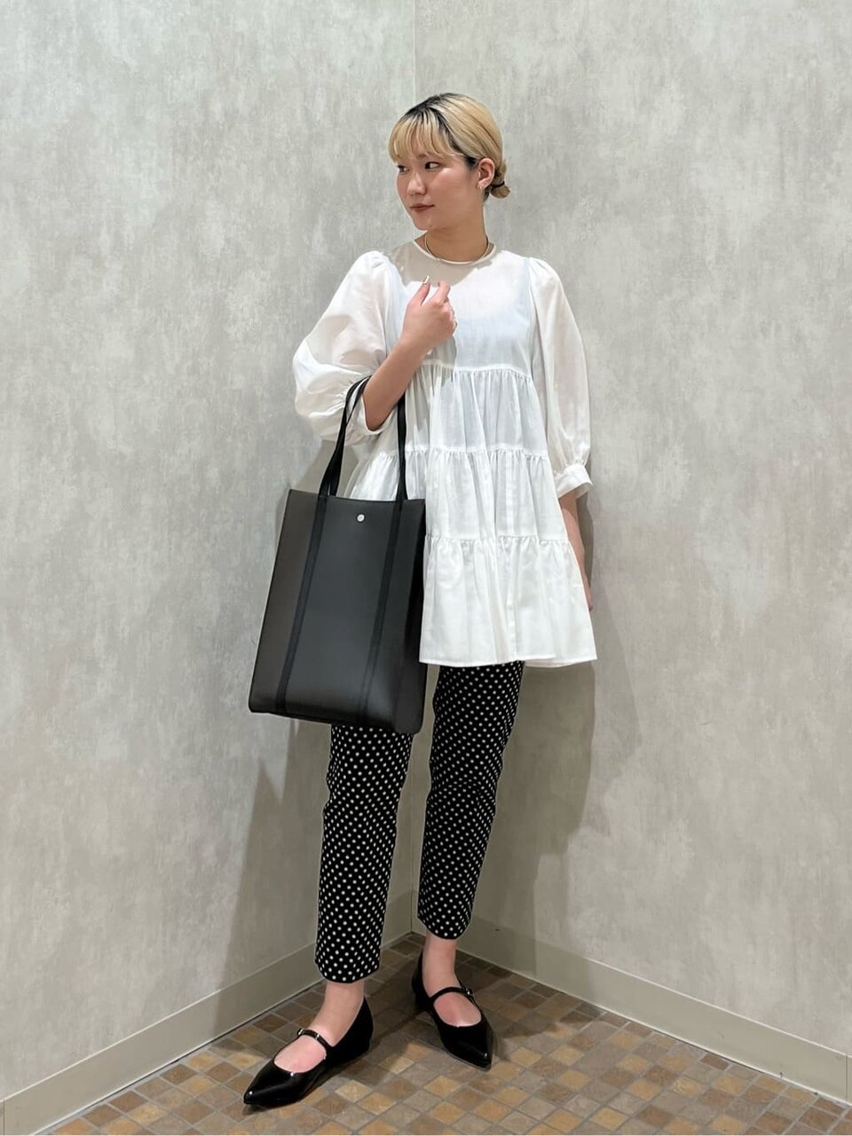 ブラウスとスリムパンツのコーデ