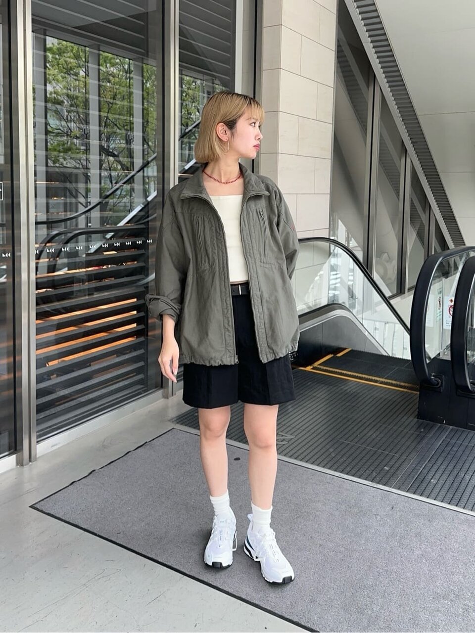 ブルゾンとショートパンツのコーデ