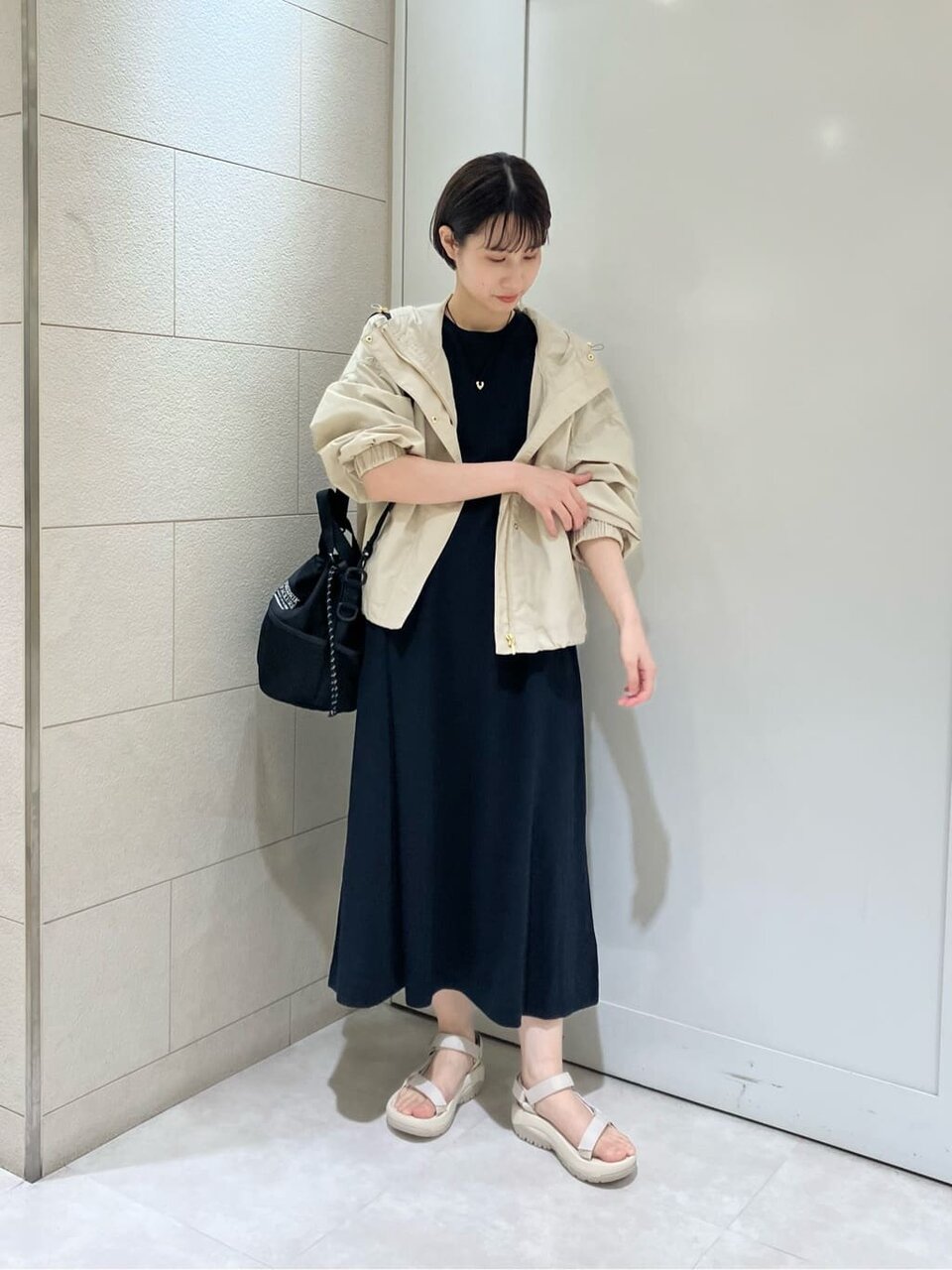 半袖ワンピースとブルゾンのコーデ