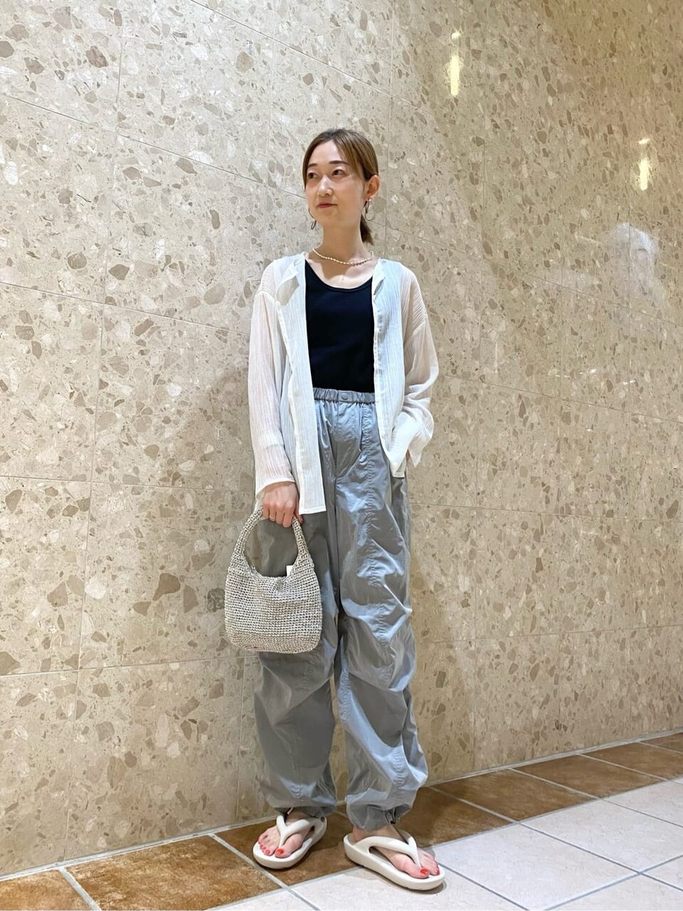 カーディガンとスノーパンツのコーデ