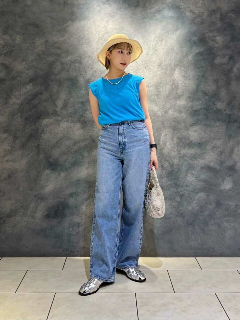 タンクトップとデニムパンツのコーデ