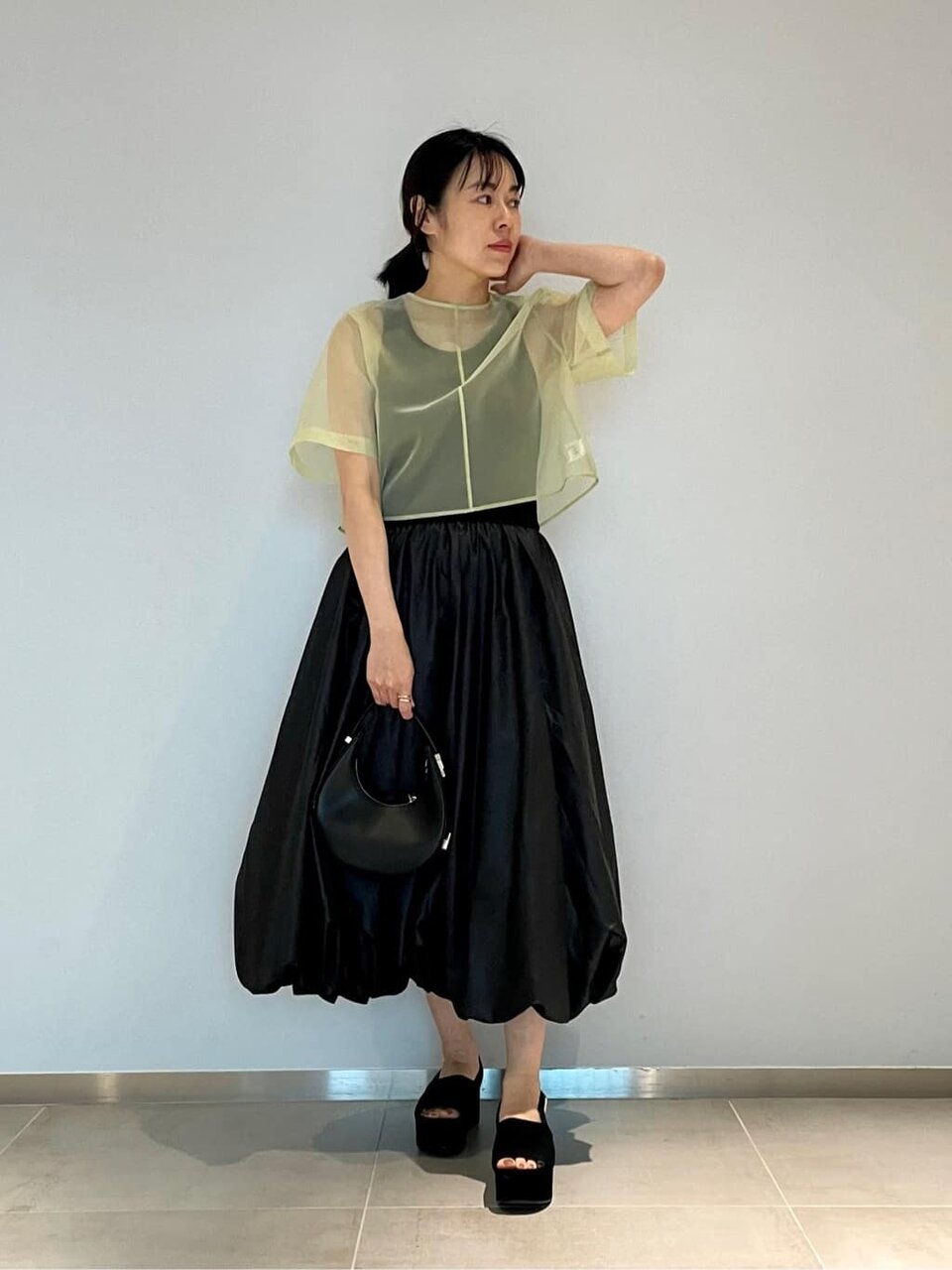 ノースリーブワンピースとシアーブラウスのコーデ