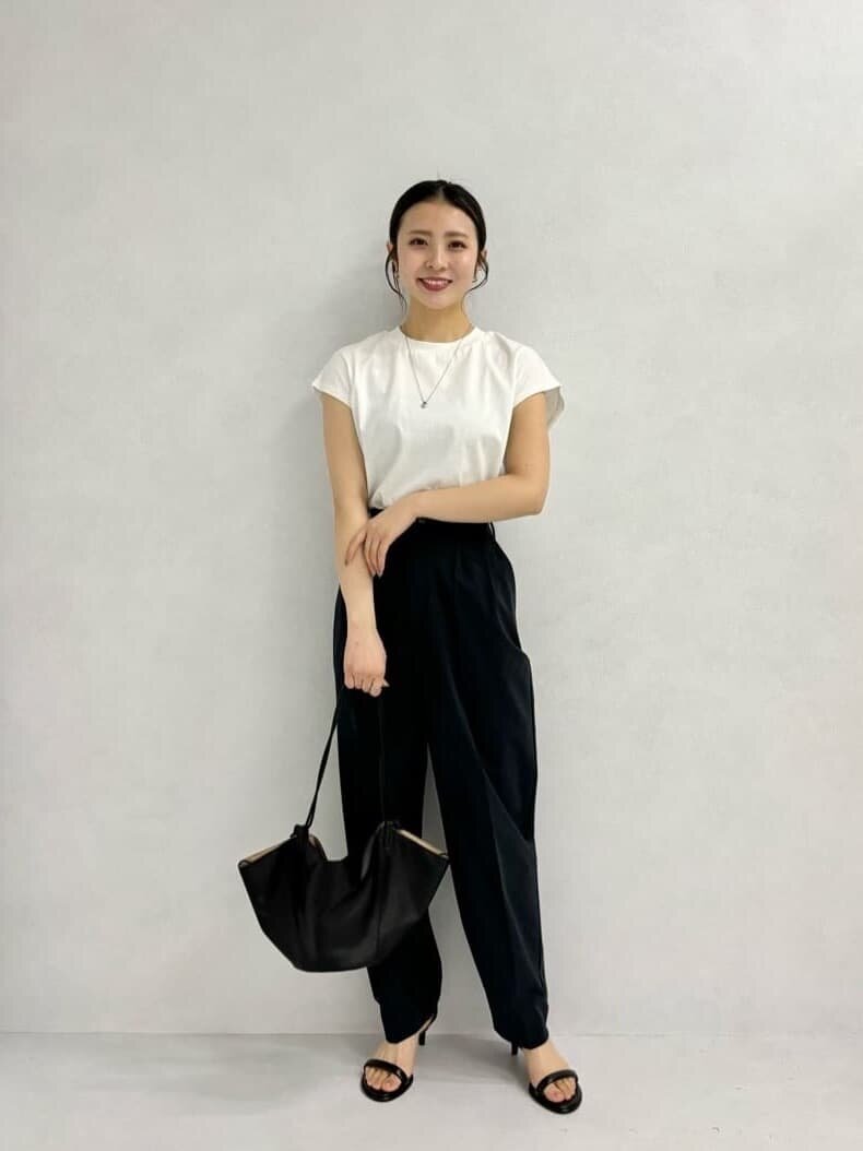 フレンチスリーブTシャツとコクーンパンツのコーデ