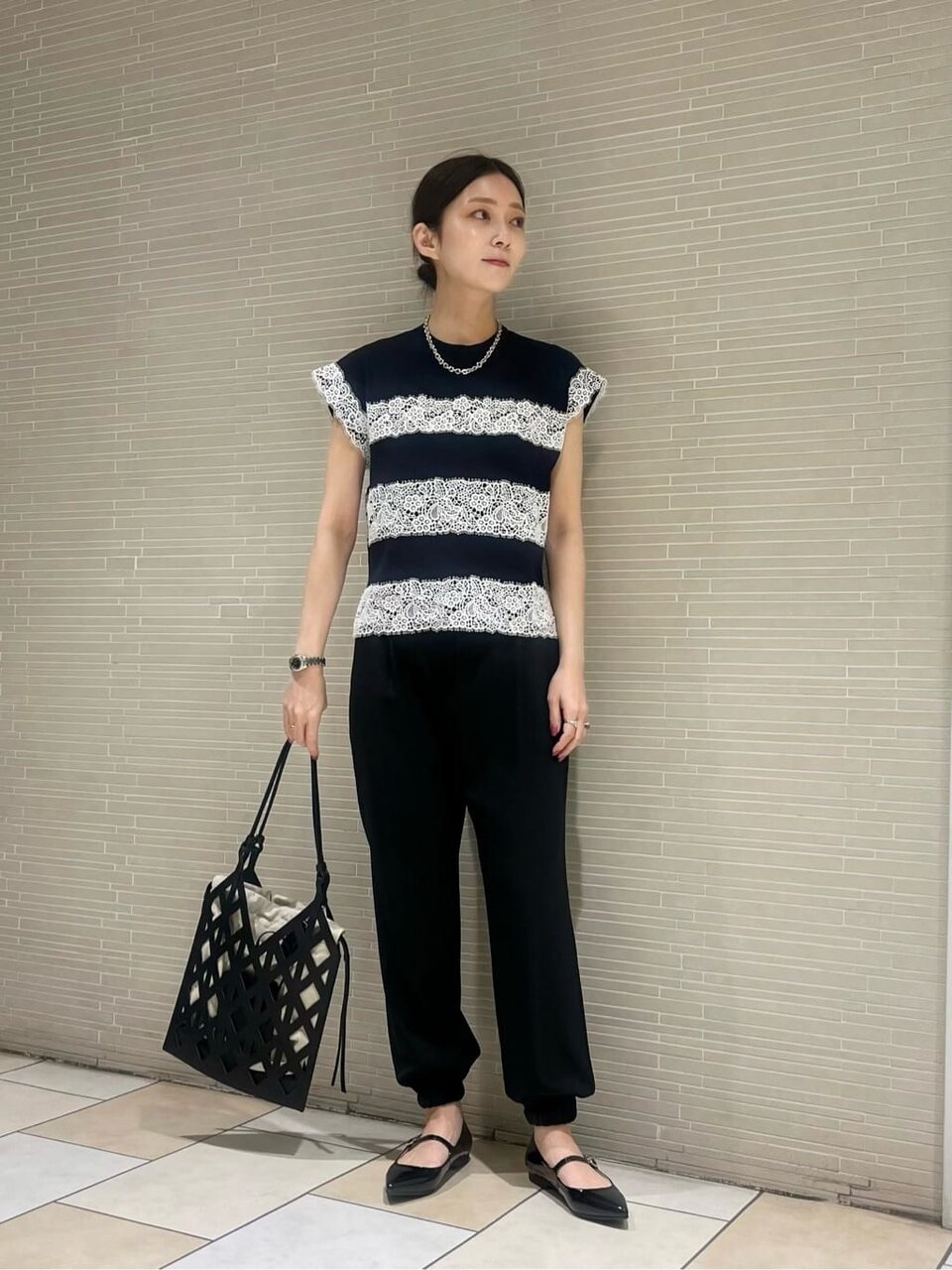 フレンチスリーブニットとジョガーパンツのコーデ