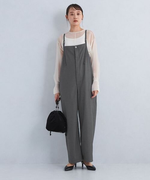 サロペットを着た女性