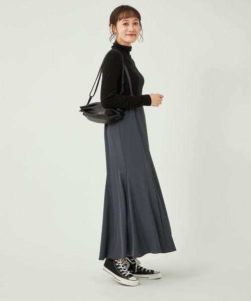 サロペットを着た女性