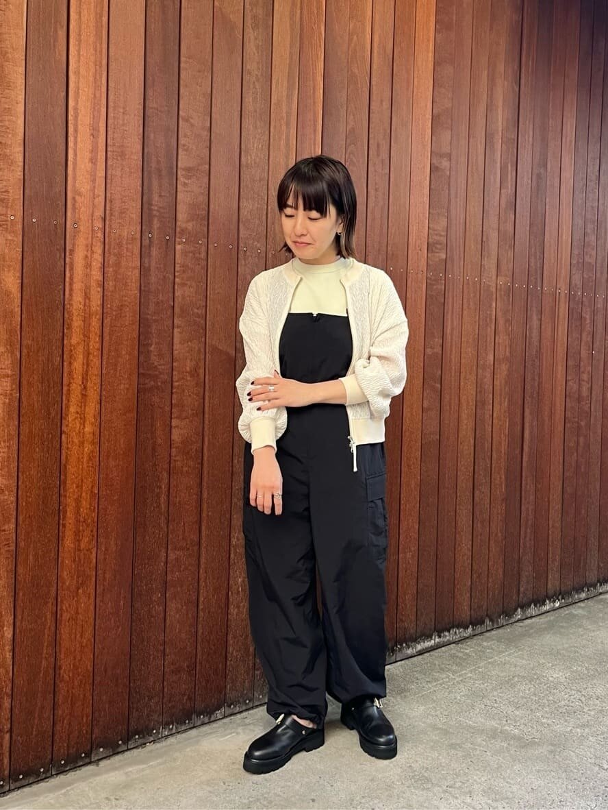 フェミニンな印象のブルゾンを使ったコーデ