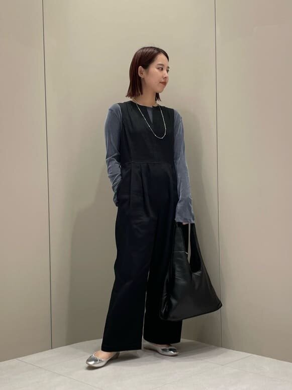 ベロアライクなカットソーを着た女性