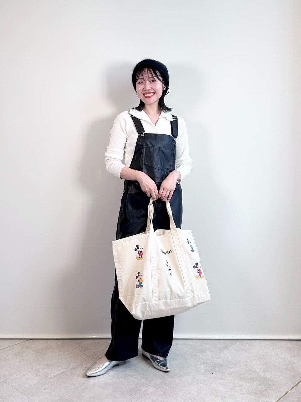 大きなトートバッグを持った女性