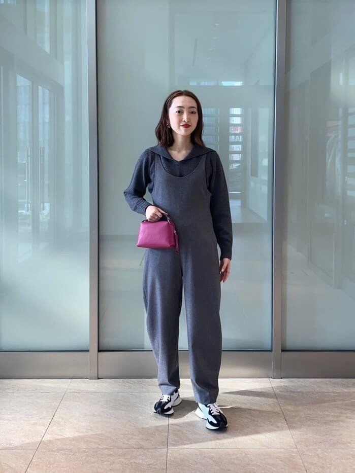 ピンクのバッグを持つ女性