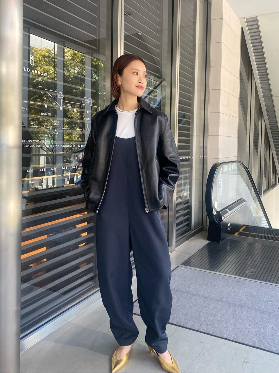 ゴールドのパンプスをはいた女性