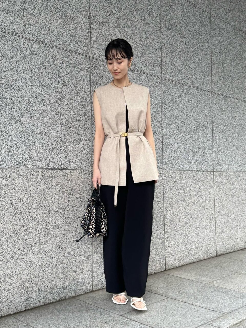 ノーカラージャケットを羽織った女性