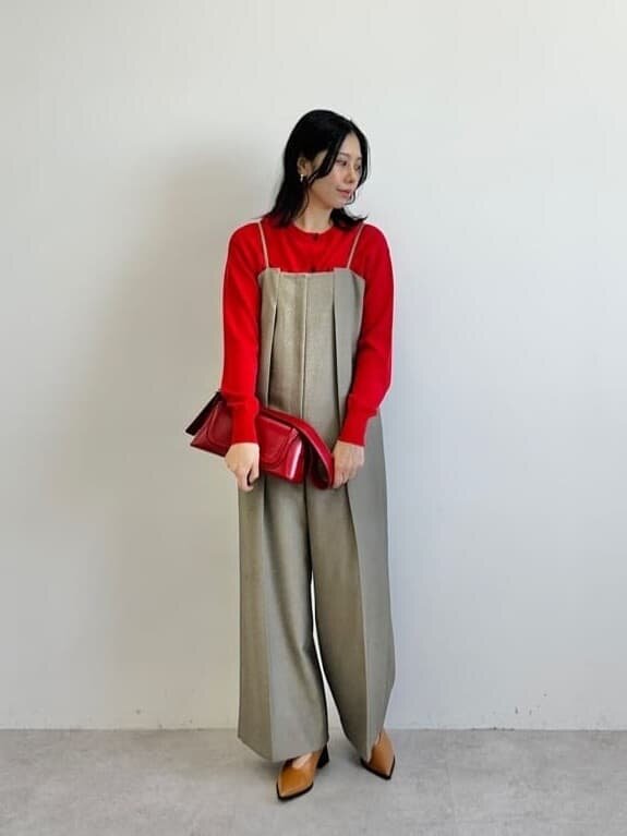 サロペットとカーディガンのコーデ