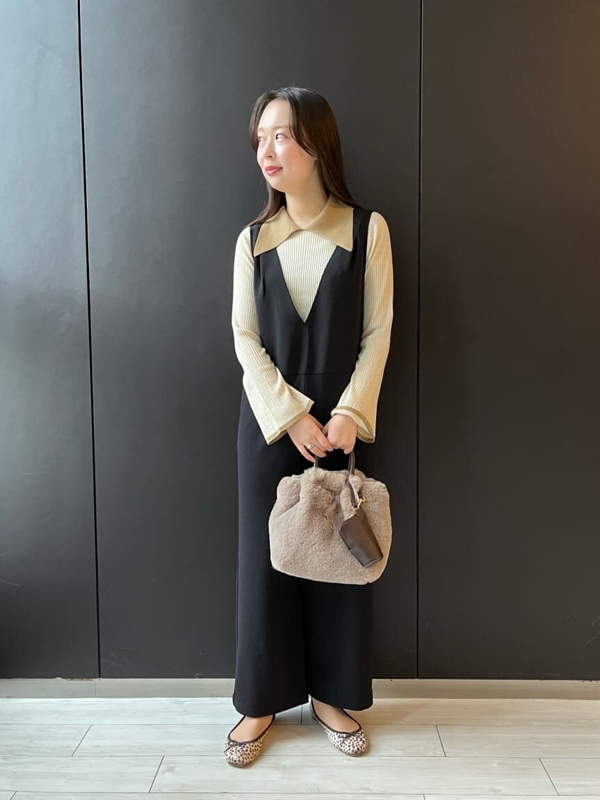 サロペットを着た女性