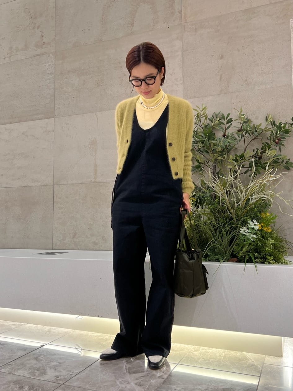 デニムのサロペットを着た女性