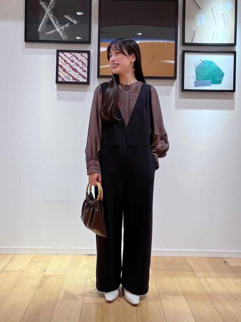 サロペットを着た女性