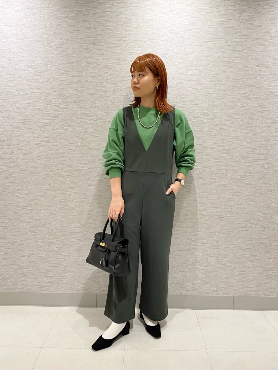 サロペットを着た女性