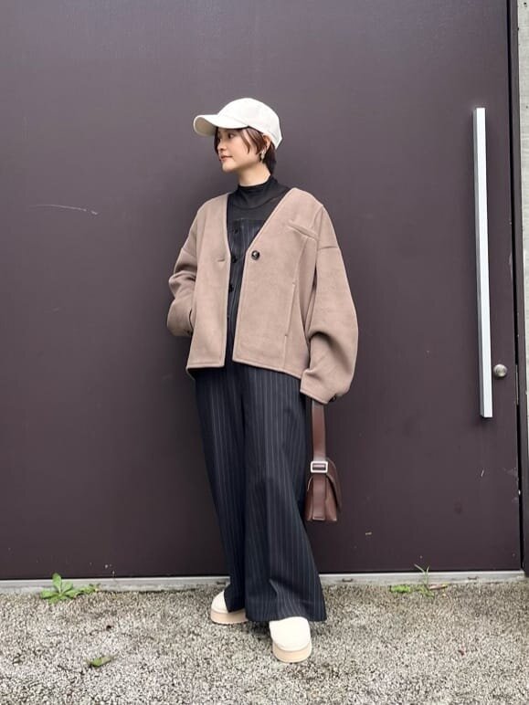 サロペットとショートコートのコーデ