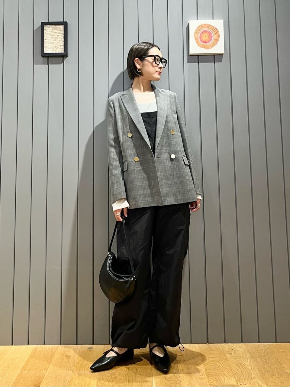 サロペットとダブルジャケットのコーデ