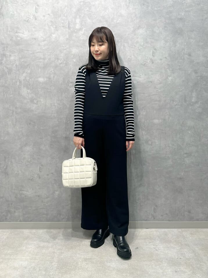 サロペットを着た女性