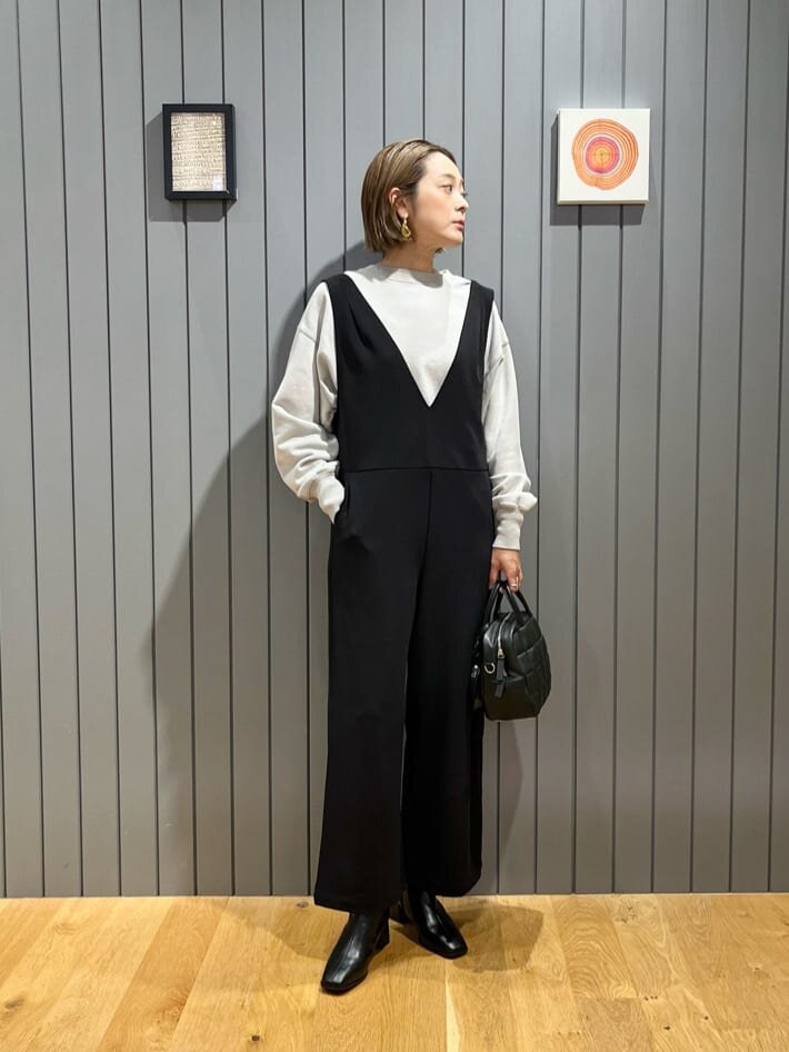 サロペットを着た女性